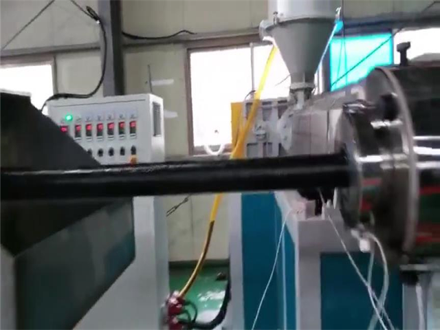 Высокоскоростная экструзионная линия для производства двухцветных шлангов из ПВХ Layflat